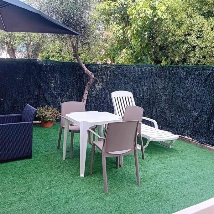 Studio Cosy Terrasse Front Mer Cagnes-sur-Mer Bagian luar foto
